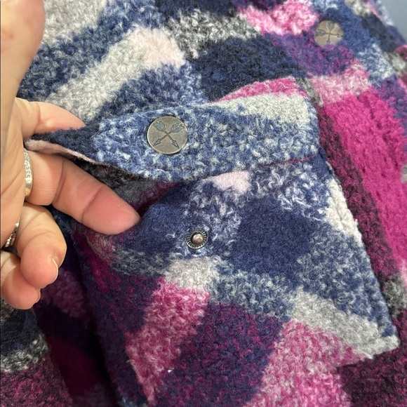 Legendary Whitetails Treasure Fleece Shacket,plaid,chest & hip pockets,snap up - Picture 2 of 12